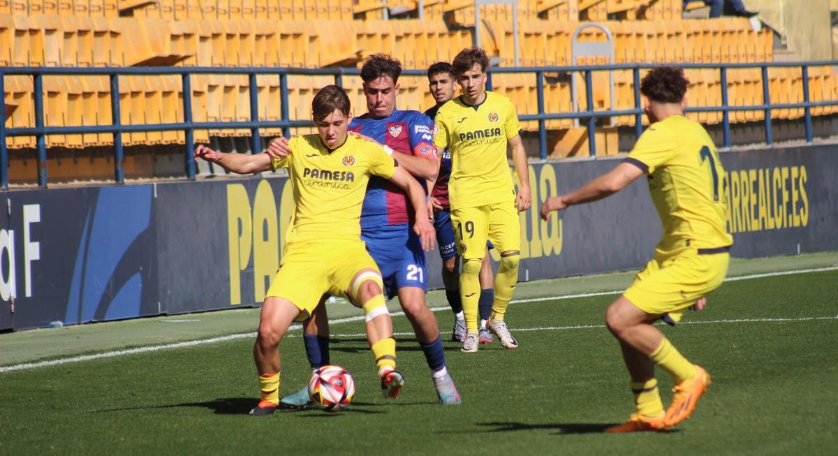Unai Rodríguez pelea un balón con un rival en el partido del Villarreal contra el Alzira.
