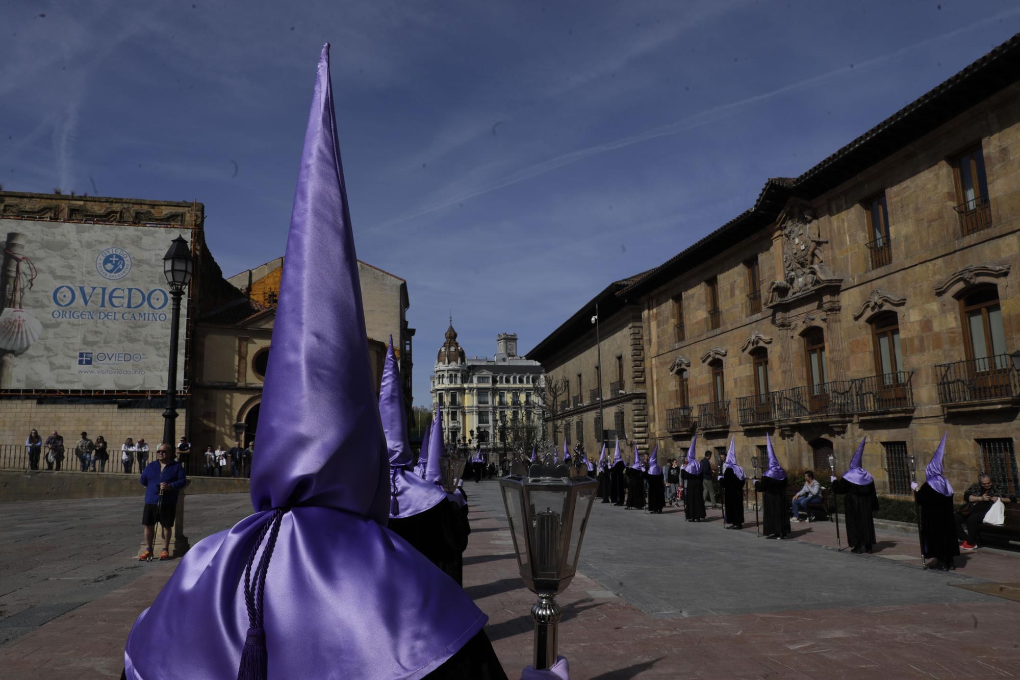 La Dolorosa atraviesa el Oviedo Antiguo: así fue la procesión de la Soledad
