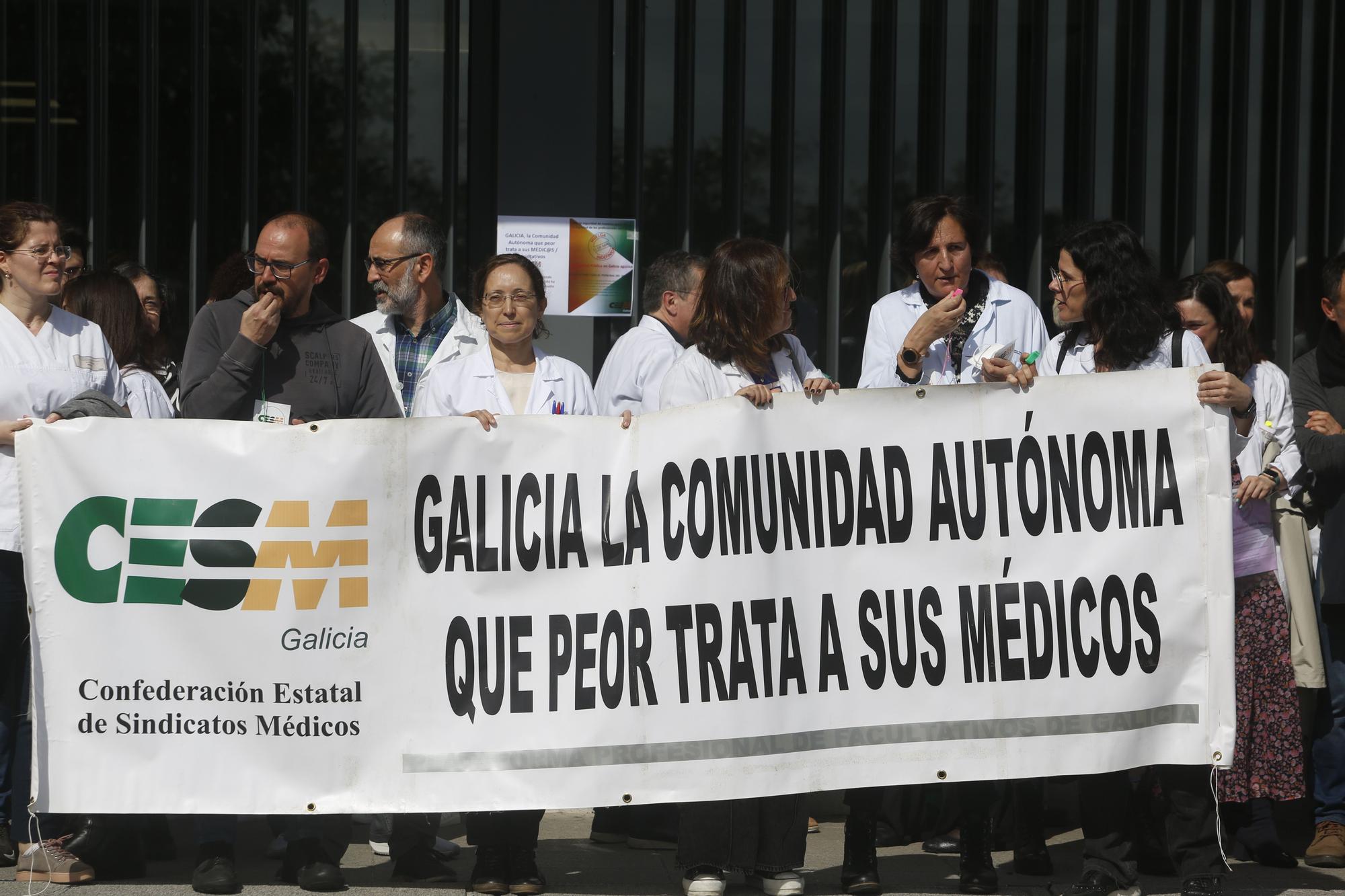 Huelga de médicos en Galicia: 200 facultativos protestan en A Coruña