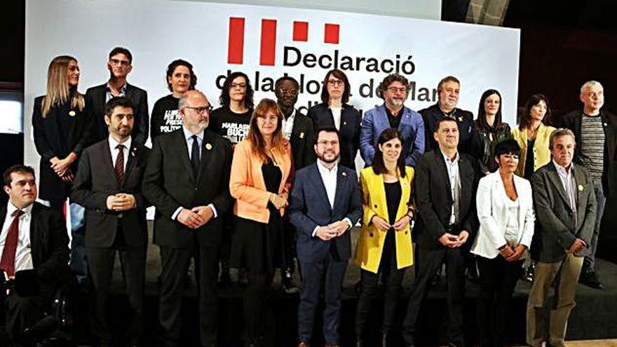 Representants de diversos partits sobiranistes d&#039;arreu de l&#039;Estat, ahir a la Llotja de Mar de Barcelona