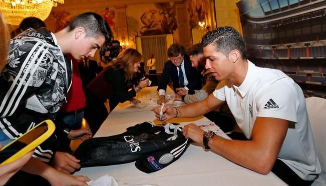 Cristiano Ronaldo y Sergio Ramos firman autógrafos en el Hotel Santa Catalina.