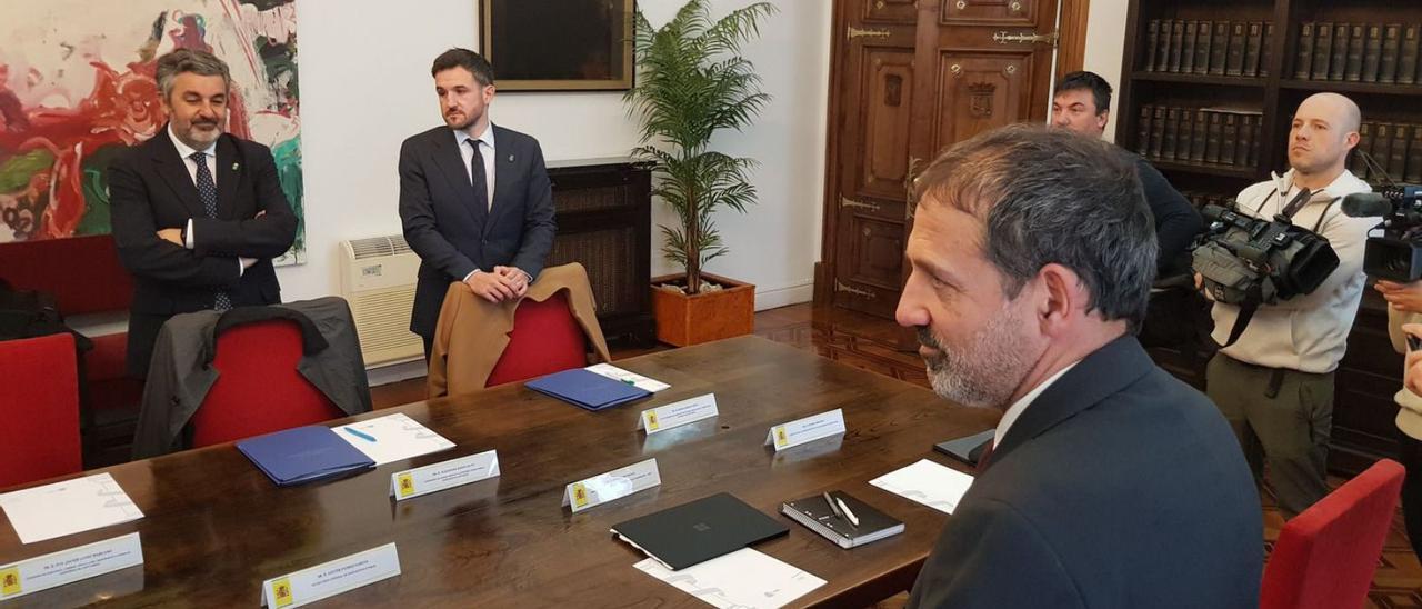 Por la izquierda, el consejero de Medio Rural del Principado, Alejandro Calvo; el viceconsejero de Infraestructuras, Jorge García, y el secretario general de Infraestructuras, Xavier Flores, el miércoles, en Santander.