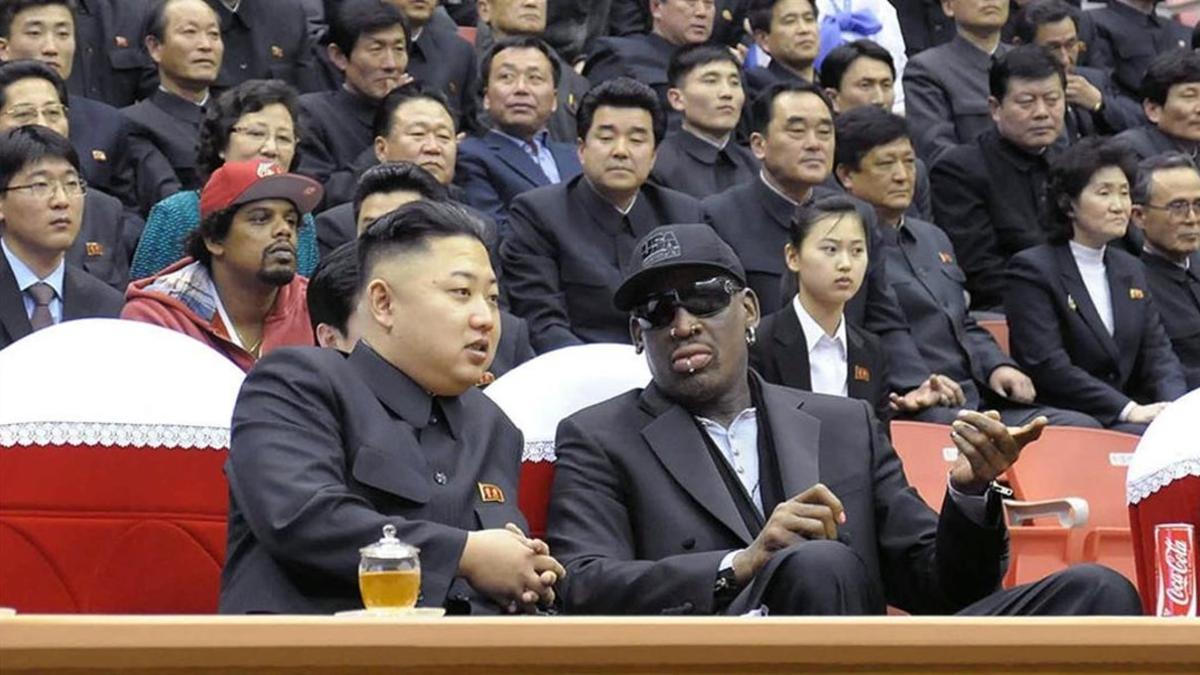 Kim y Rodman, siguen un partido de baloncesto en Pionyang, en el 2013.