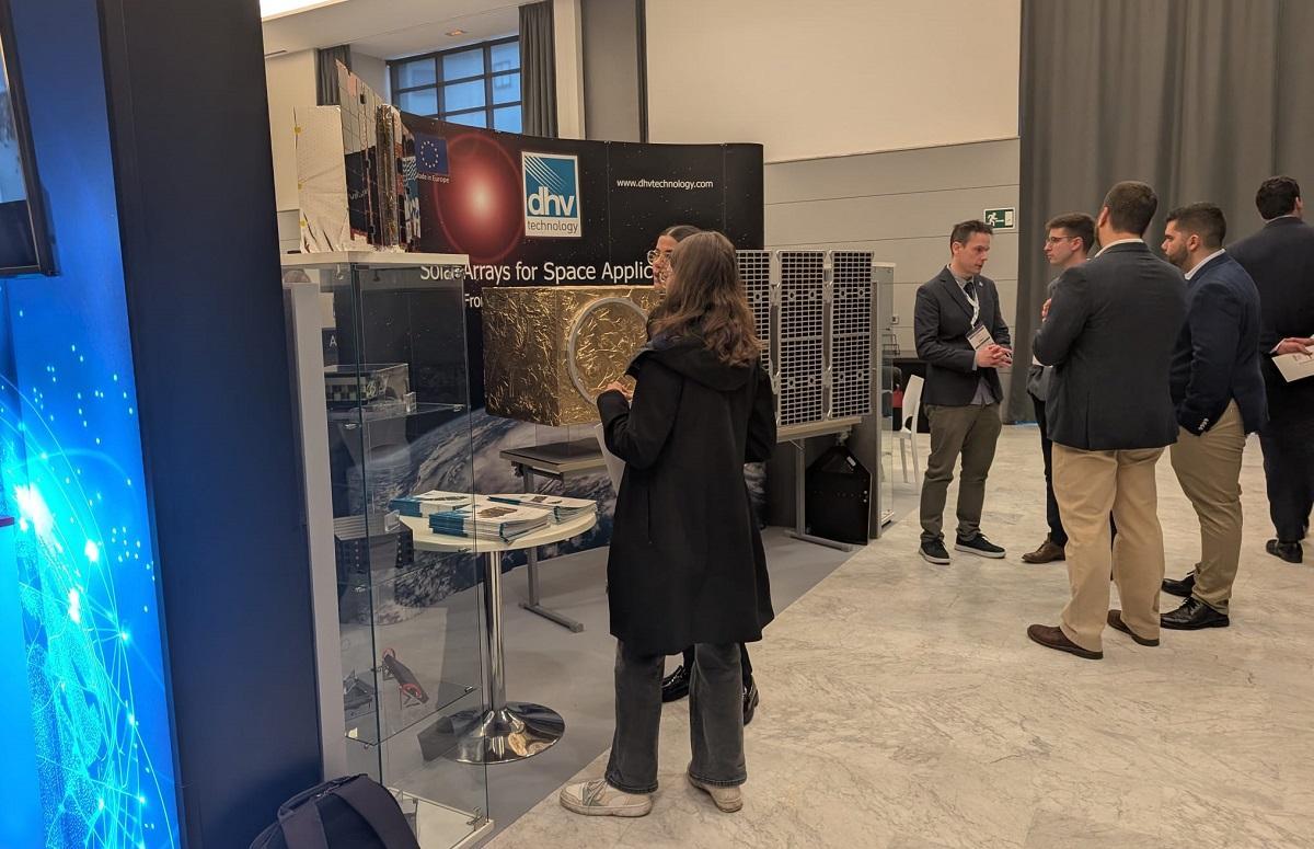 El expositor de DHV en el foro SSSIF de Málaga, con los paneles fotovoltaicos de satélites.