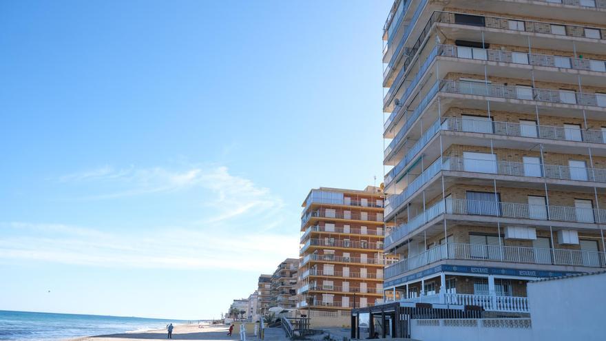 Casi 800 propietarios de primera línea de playa en Arenales en Elche, en el limbo por el deslinde: a expensas de las concesiones 30 años después