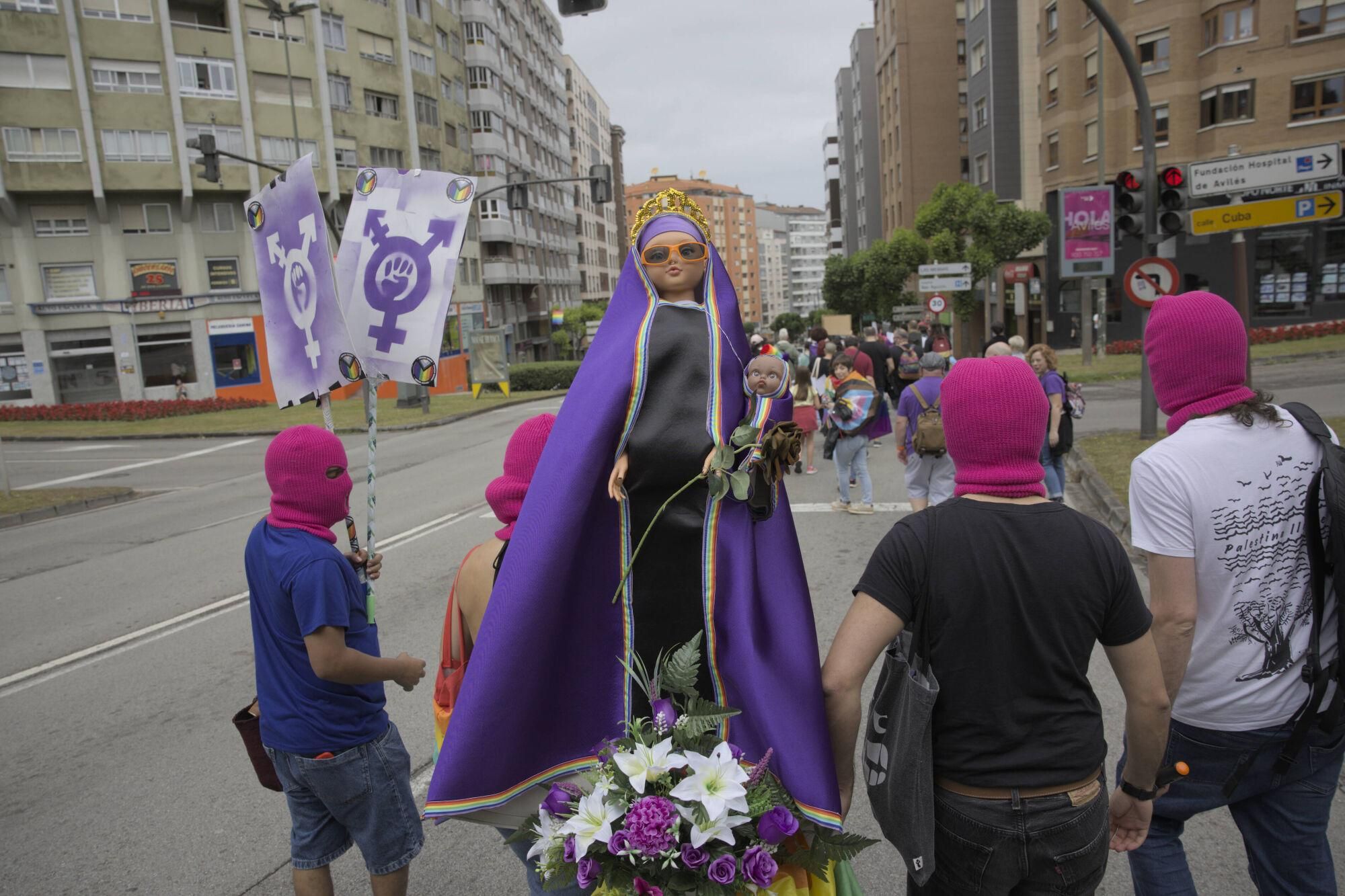 En imágenes: Así fue la manifestación LGTBI de Avilés, con "Santina de Queervadona" incluida