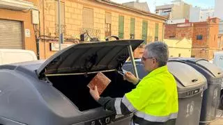 Paterna lucha contra los malos olores de la basura con placas de gel en los contenedores
