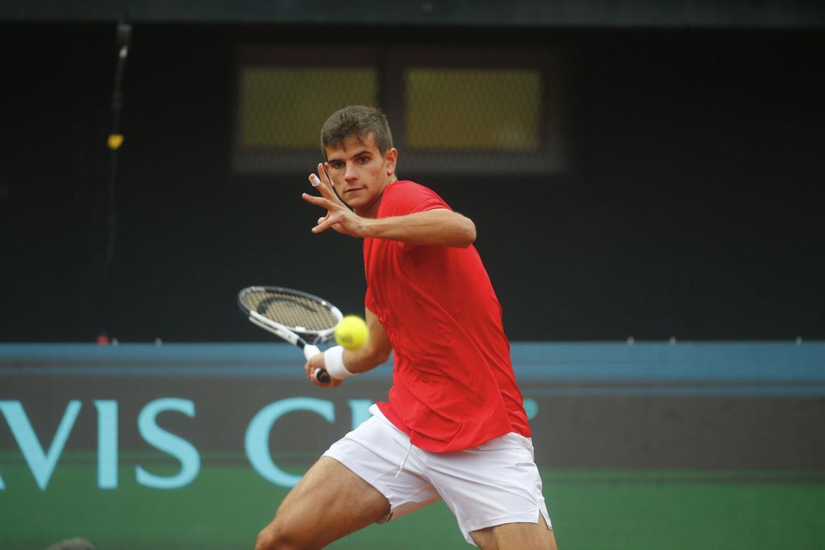 Rafael Jódar de España devuelve una bola ante Cristian Garín de Chile este sábado, en un partido de la Copa Davis en el Court Anita Lizana en Santiago (Chile)