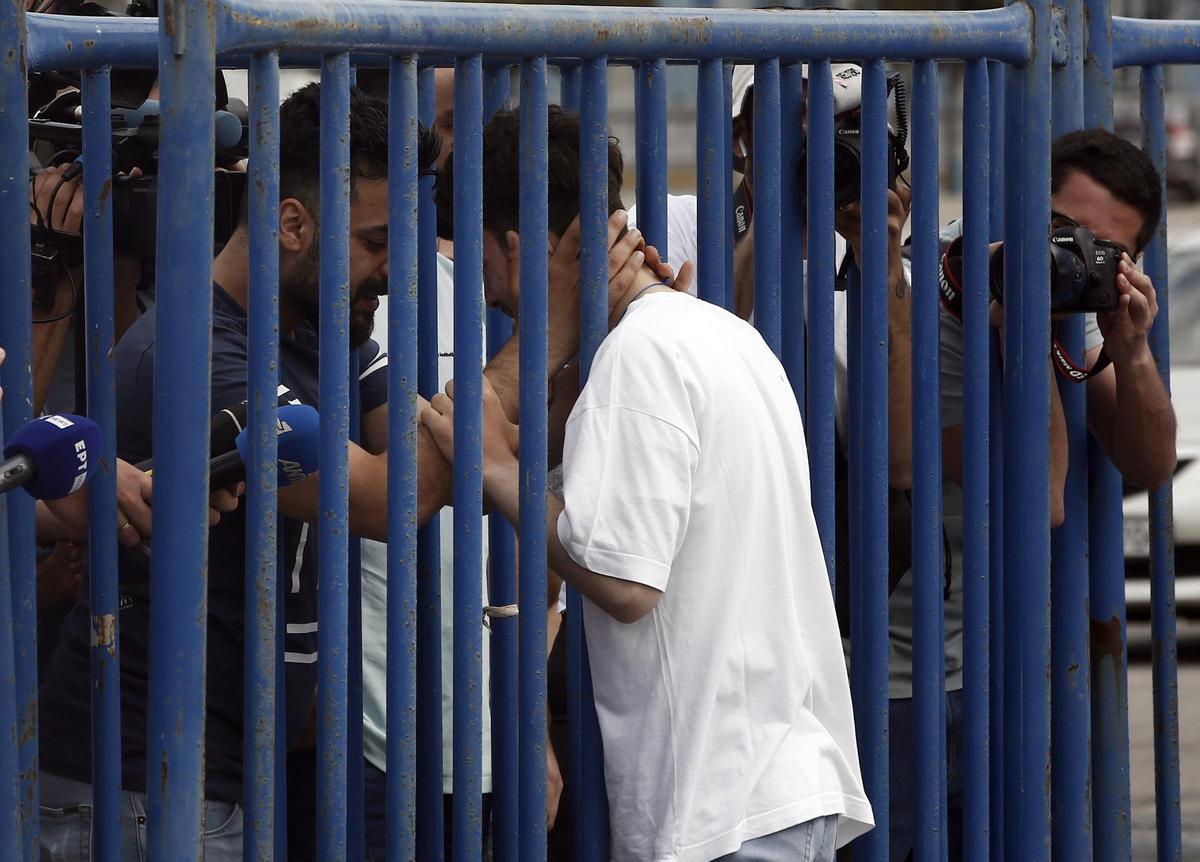 Se teme que cientos de inmigrantes hayan desaparecido tras zozobrar una embarcación frente a Grecia.