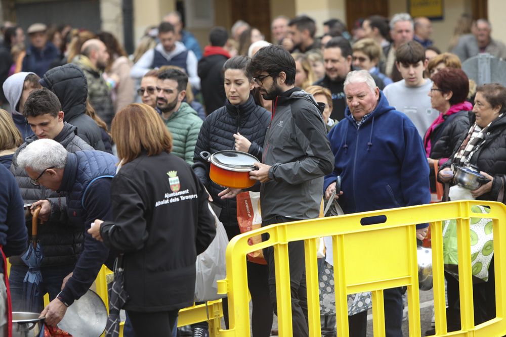 Reparto de calderas en Albalat dels Tarongers en día de su patrona.