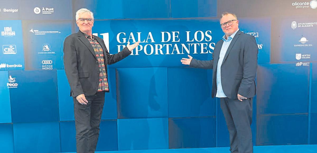 El músico y compositor Luis Ivars, nominado al Goya a la mejor canción original por su tema Caminar el tiempo en la película Parecido a un asesinato, realizado junto a Blanca Paloma, posa con el también músico, organista y director de la Orquesta Barroca Valenciana, Manuel Ramos.