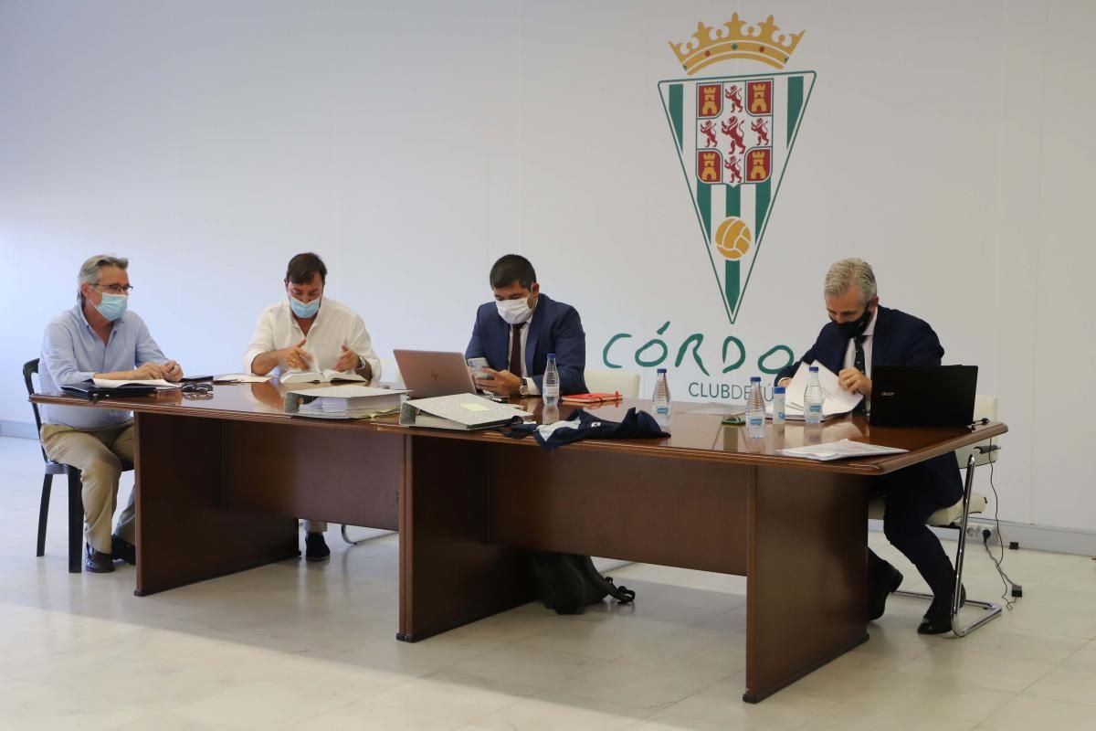 La junta de accionistas del Córdoba CF se inicia con la presencia de Carlos González