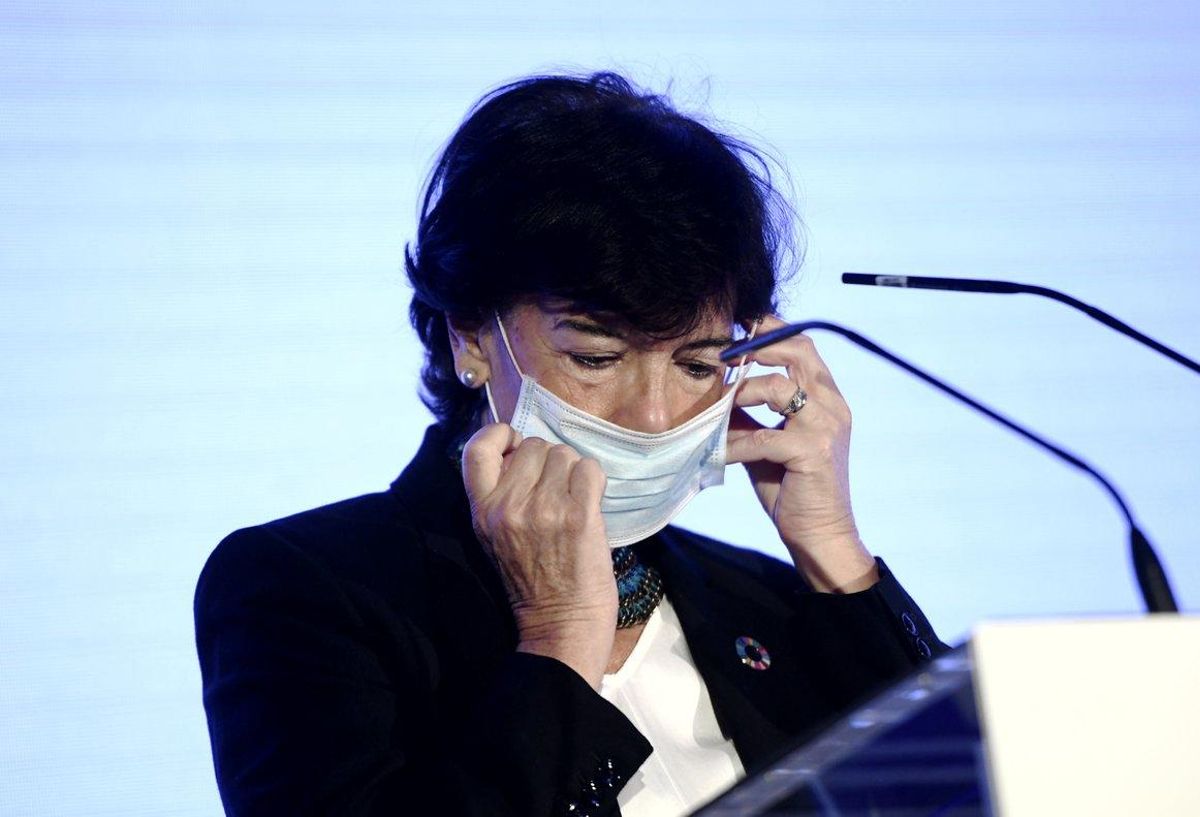 La ministra de Educación y Formación Profesional, Isabel Celaá, se quita la mascarilla para intervenir en la segunda jornada del 34 Encuentro de la EconomÃa Digital y las Telecomunicaciones organizado por Ametic, en Madrid (España), a 3 de septiembre de 2020. La ministra de Educación y Formación Profesional, Isabel Celaá, se quita la mascarilla para intervenir en la segunda jornada del 34 Encuentro de la EconomÃa Digital y las Telecomunicaciones organizado por Ametic, en Madrid (España), a 3 de septiembre de 2020.