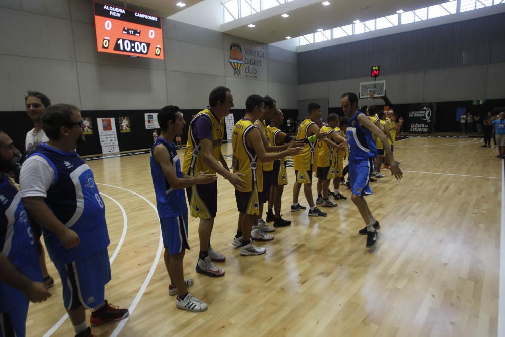 Partido entre los actores de 'Campeones' y el equipo de Burjassot que inspiró la película