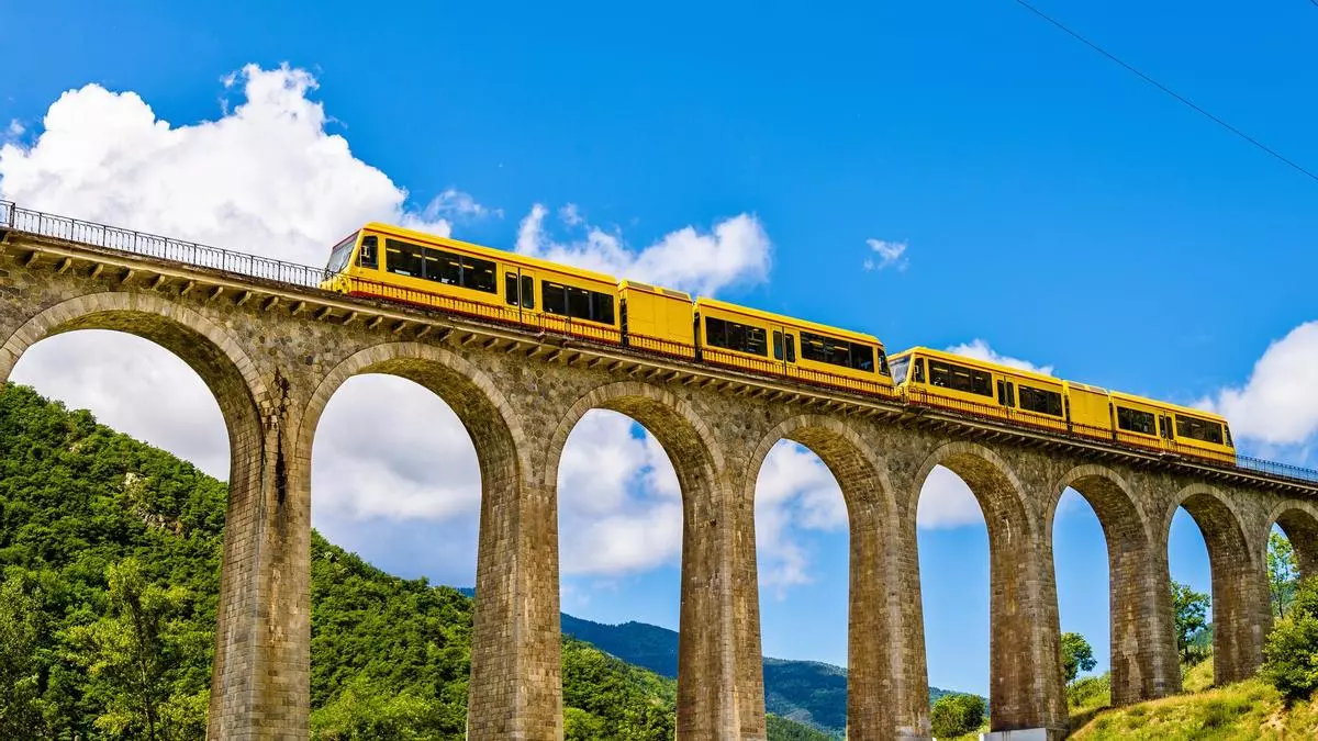 La ruta por los Pirineos catalanes que puedes hacer en tren tiene las vistas más bonitas de España