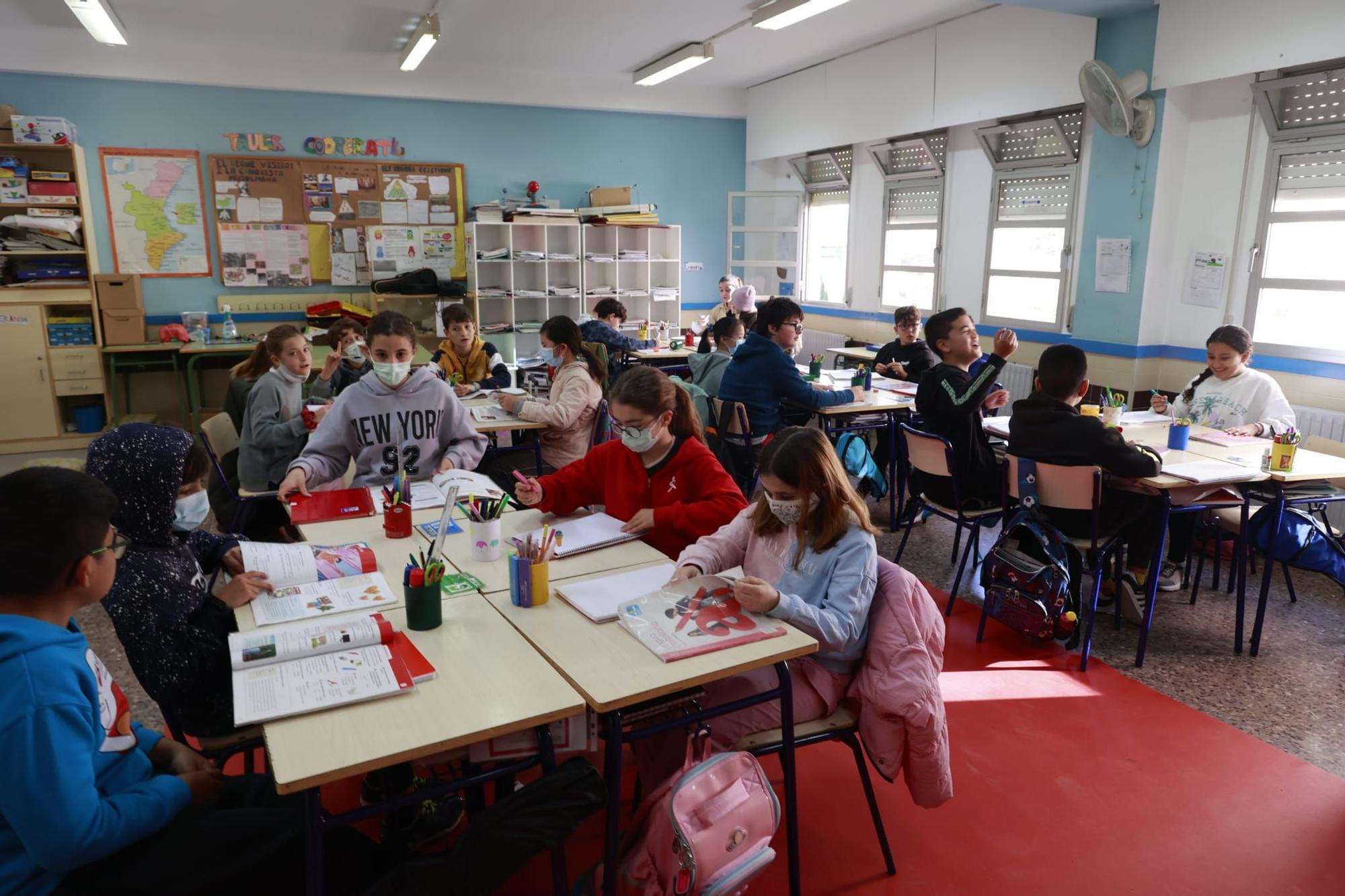 Primer día sin mascarilla en los colegios valencianos. En la imagen, un aula del CEIP Federico García Lorca, en València.