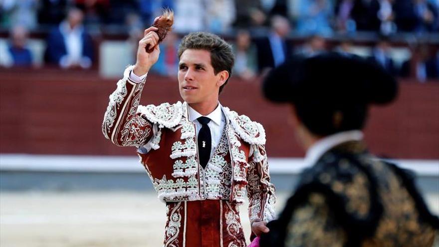 Ginés Marín corta una oreja de un lote de consagración