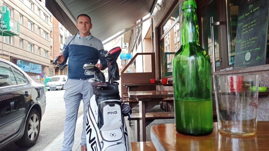Un hoyo para salir de otro: el hostelero de la Pola Gabriel Hinciano supera la adicción al alcohol jugando al golf &quot;con alegría y pasión&quot;