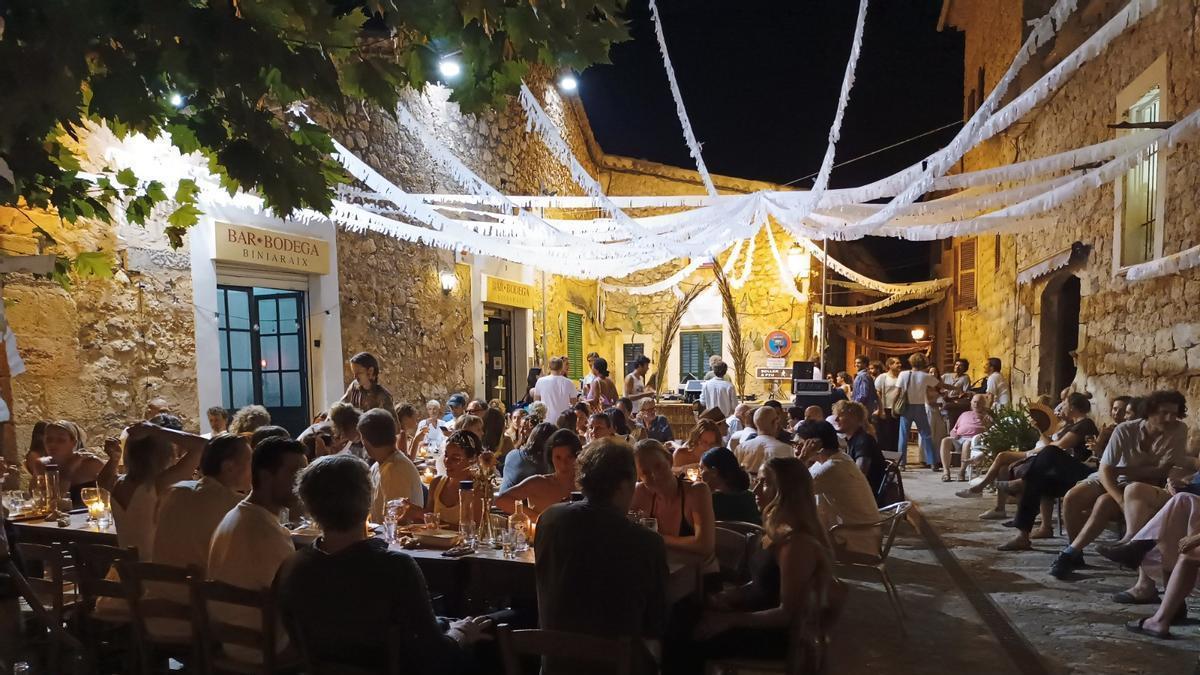 Imagen archivo | La multitudinaria cena organizada por un bar en Biniarraix.