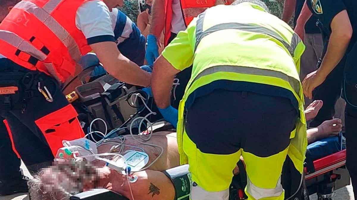 Policías y asistencias sanitarias atienden el miércoles a un turista en parada cardiorrespiratoria en s'Illot.