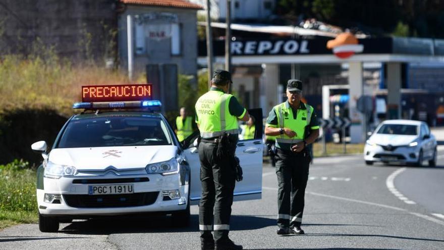 Control de la Guardia Civil de Tráfico en Pontevedra en la Nacional 550 en Cerponzóns. |   // GUSTAVO SANTOS