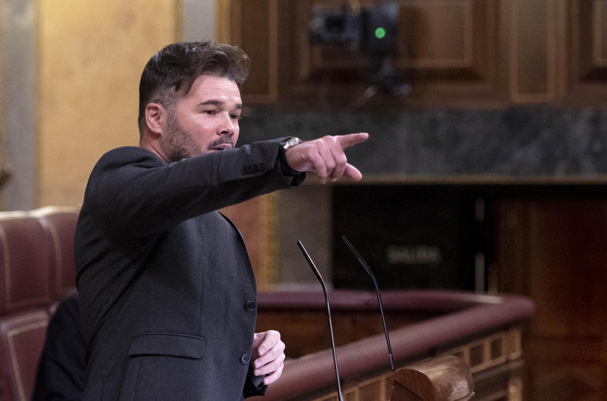 Rufián advierte al Gobierno: &quot;No sé si les queda gasolina en los motores para tanto viaje&quot;.