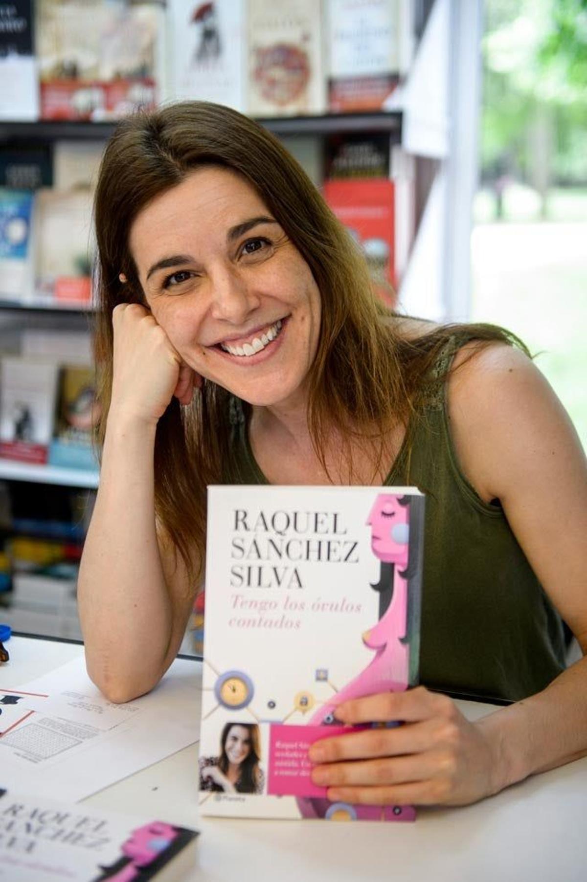 Raquel Sánchez Silva posa sonriente junto a su libro Tengo los óvulos contados en la Feria del Libro de Madrid.