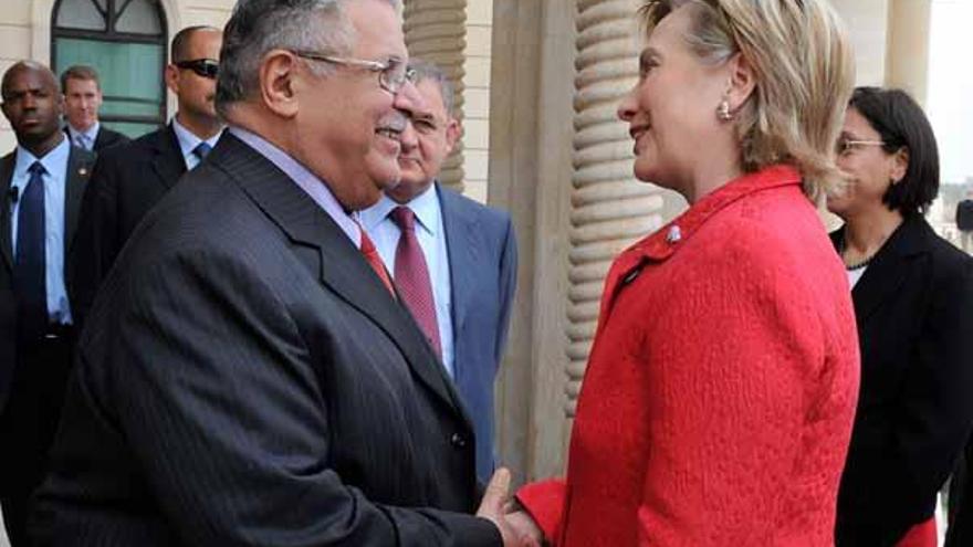 Hillary Clinton se reunió con el presidente Jalal Talabani durante su visita sorpresa a Bagdad.