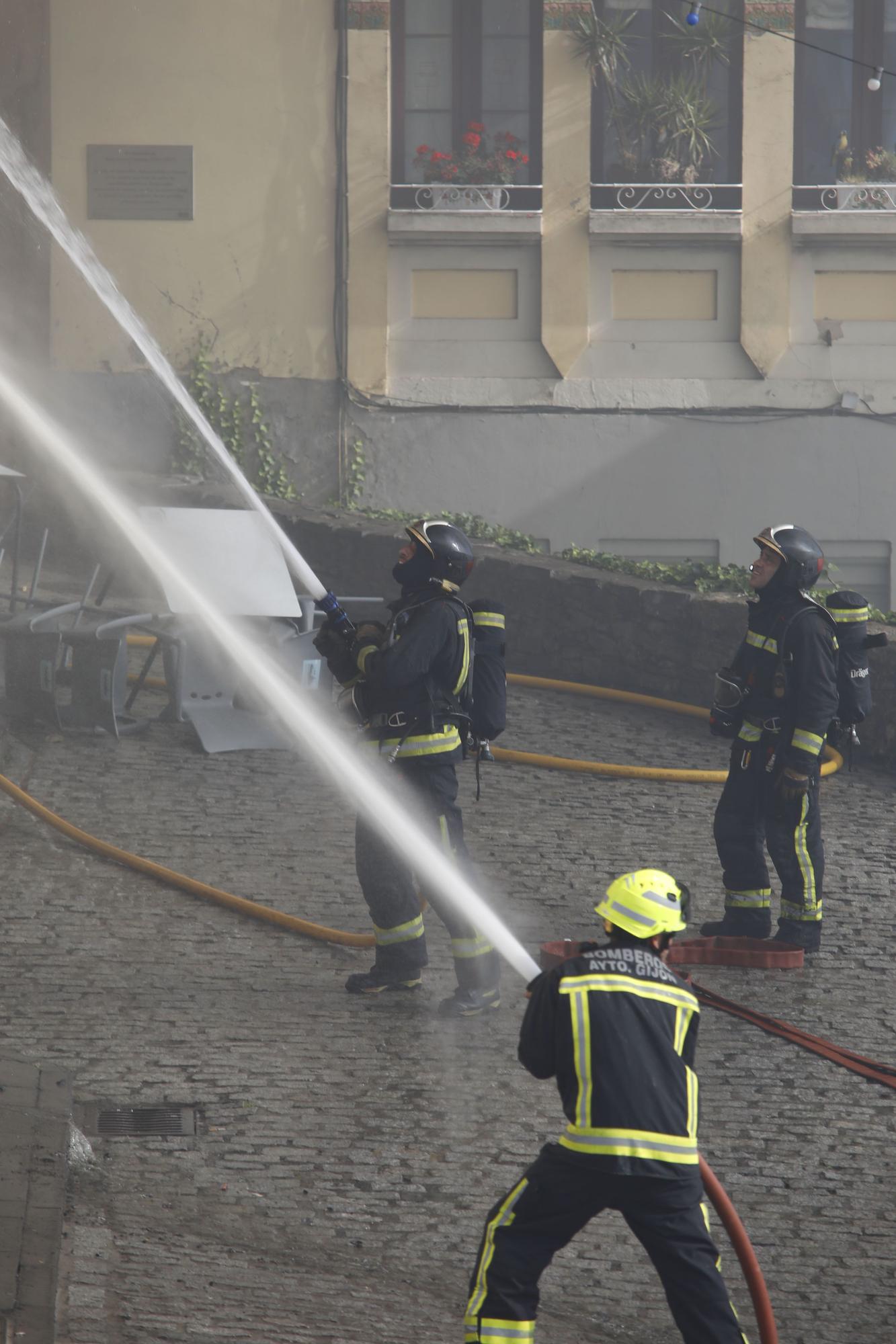 En imágenes: Incendio en el bar Mercante de la cuesta del Cholo