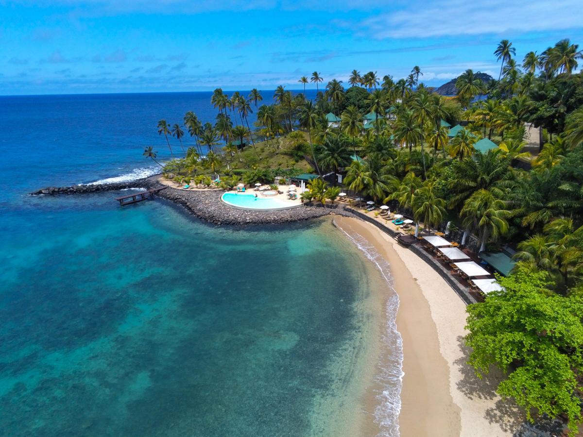La zona de Santana en la isla de São Tomé destaca por su proximidad a playas vírgenes y tranquilas, siendo un punto de acceso a la belleza natural inexplorada del país.