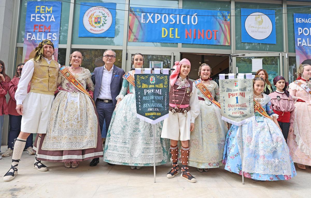 La comisión de El Pilar recibe los dos galardones de ninot indultat de Benaguasil