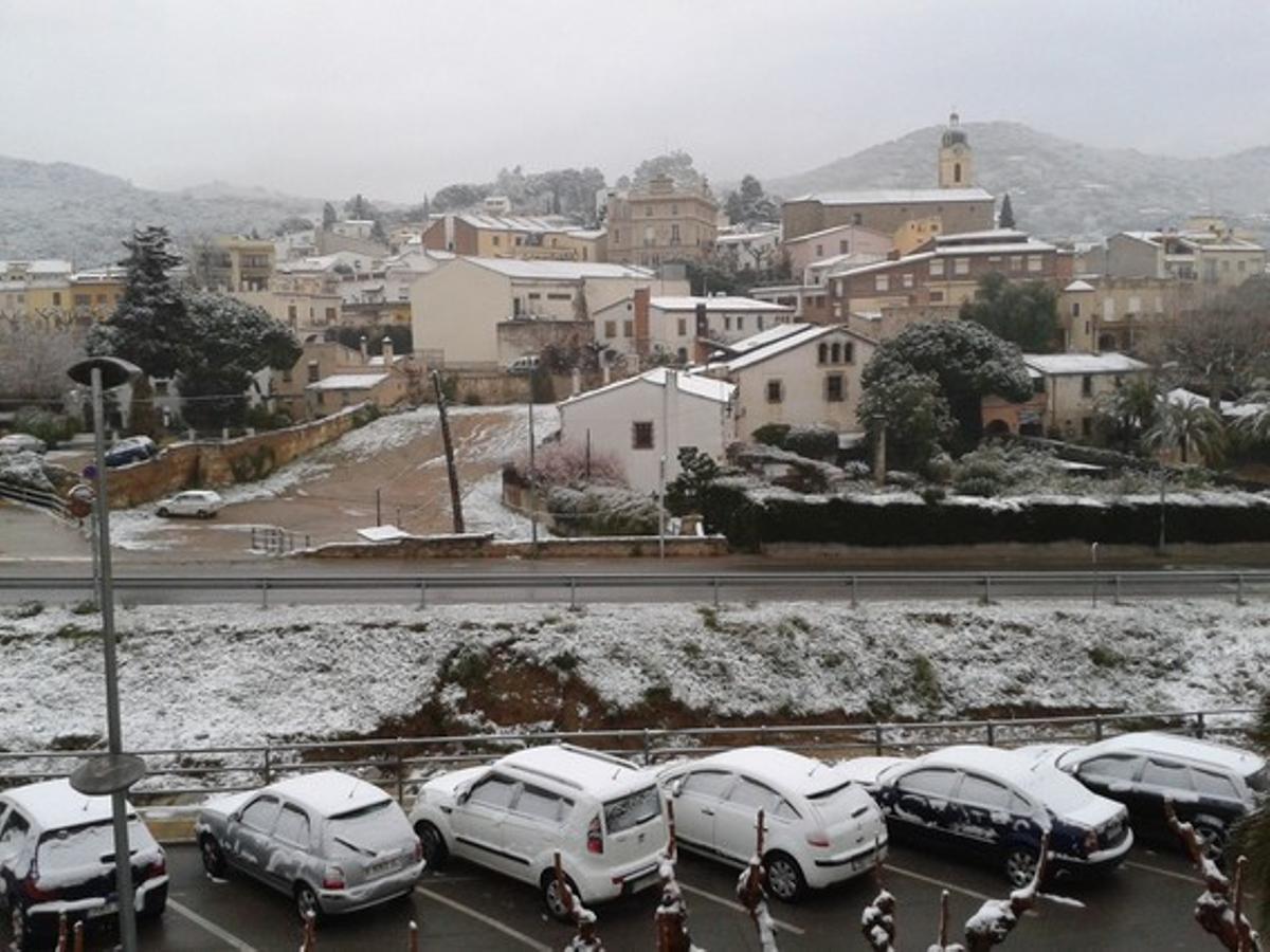  A 3 quilòmetres del mar, a Cabrils (Maresme), la neu també ha fet acte de presència.