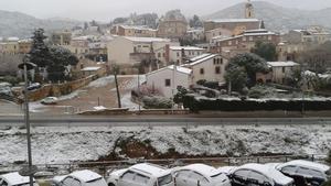  A 3 quilòmetres del mar, a Cabrils (Maresme), la neu també ha fet acte de presència.