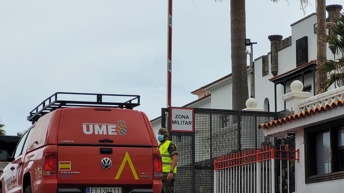 Un vehículo de la UME ingresa en El Fuerte, en Breña Baja