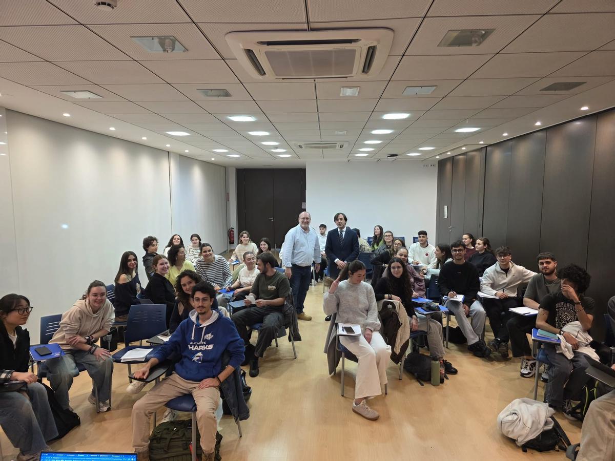 Los alumnos de la UA y la UMH aprendieron a responder ante consultas ambientales en el Puerto de Alicante.