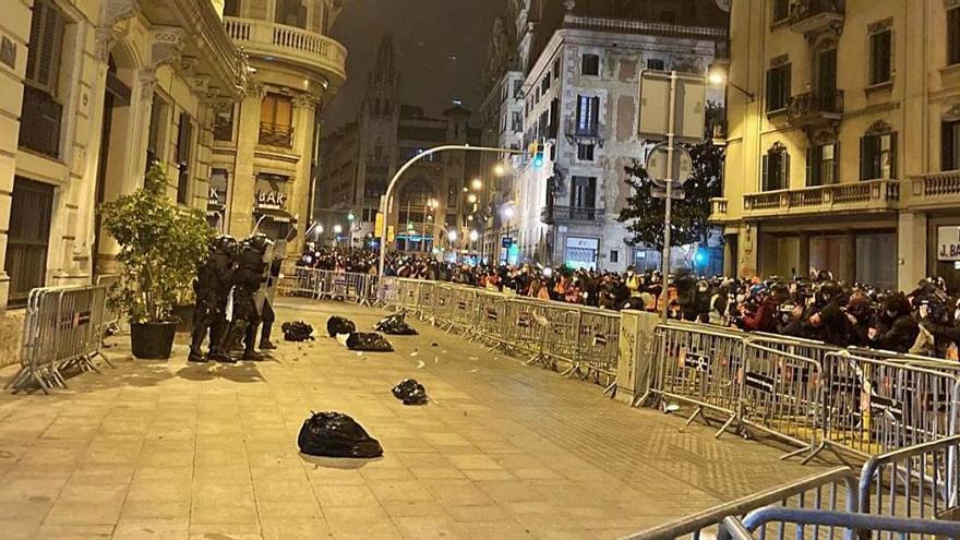 Alguns manifestants llencen bosses d&#039;escombraries a la prefectura de la Policia Nacional