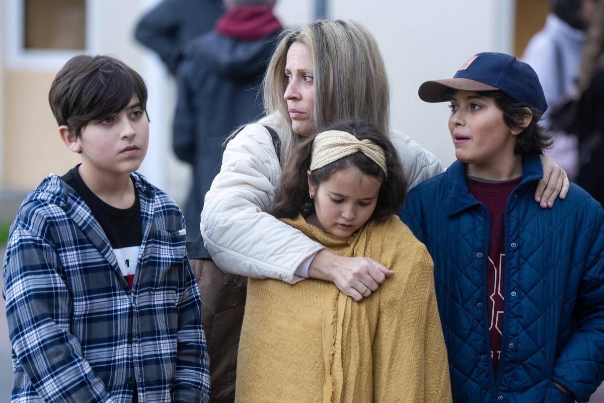 Concentración de personas cristianas y evangélicas frente al Hospital Residencial Sant Camil, durante el proceso de eutanasia de Noelia, el jueves 26 de marzo de 2026