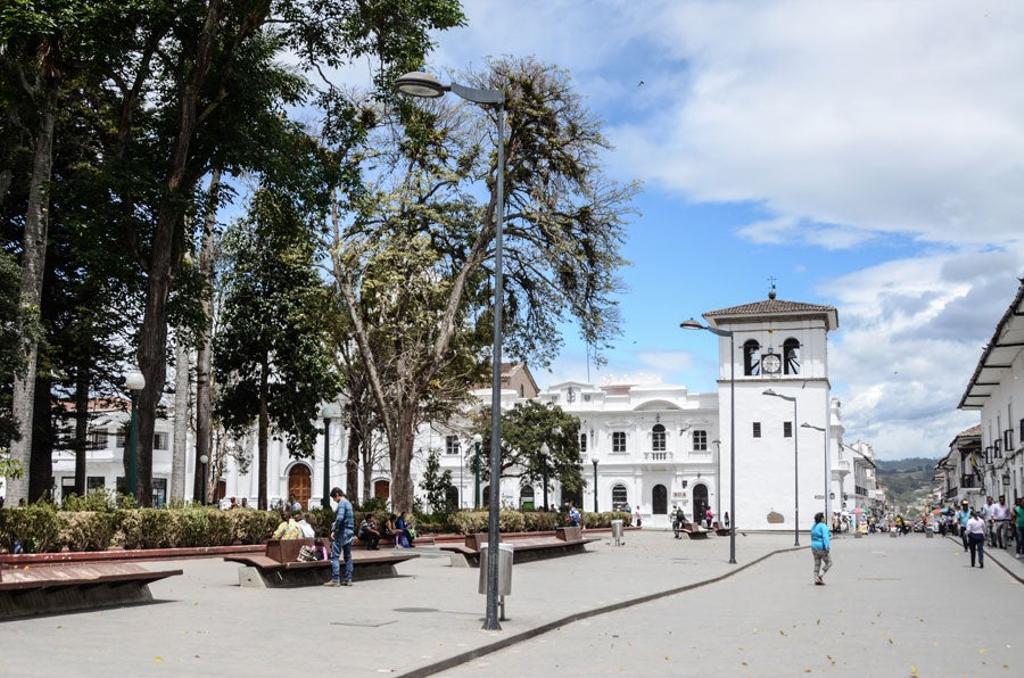 Plazas y calles blancas en Popagan