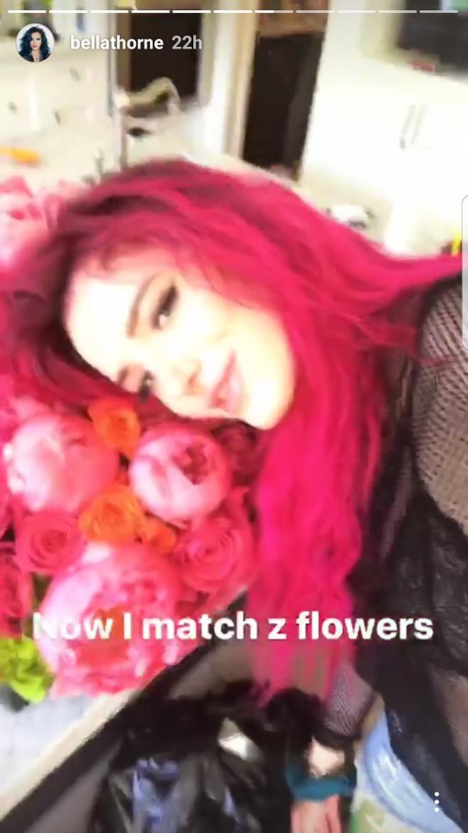 Bella Thorne con un ramo de flores