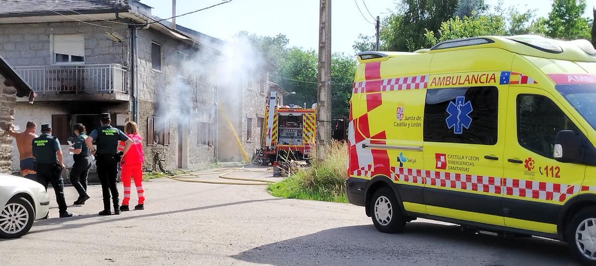 GALERÍA | Incendio en una vivienda de Barrio de Lomba