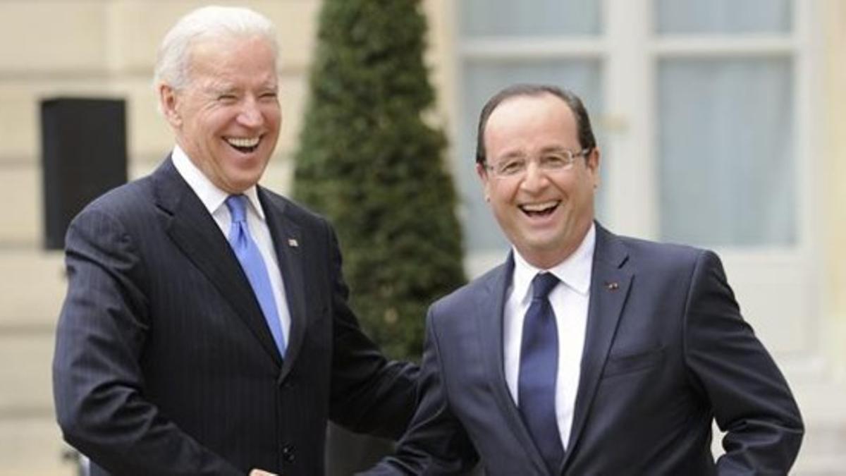 Biden da la mano a Hollande ante el Elíseo.
