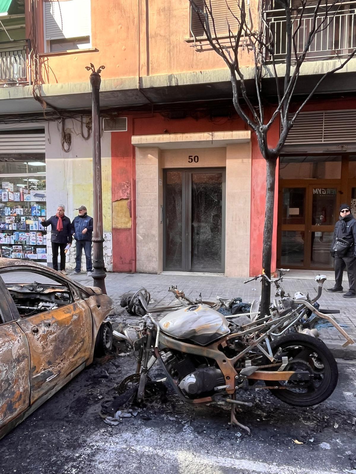 Un incendiario siembra el caos en Patraix al quemar 18 contenedores y más de una treintena de vehículos