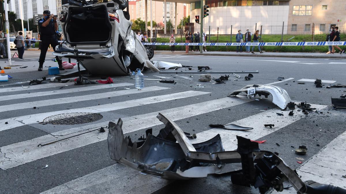 Espectacular accidente en la ronda de Outeiro con un coche precipitado a la calle Caballeros