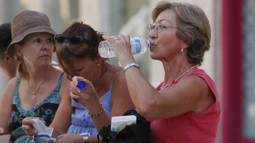 Salud realiza un seguimiento telefónico por las altas temperaturas en Málaga