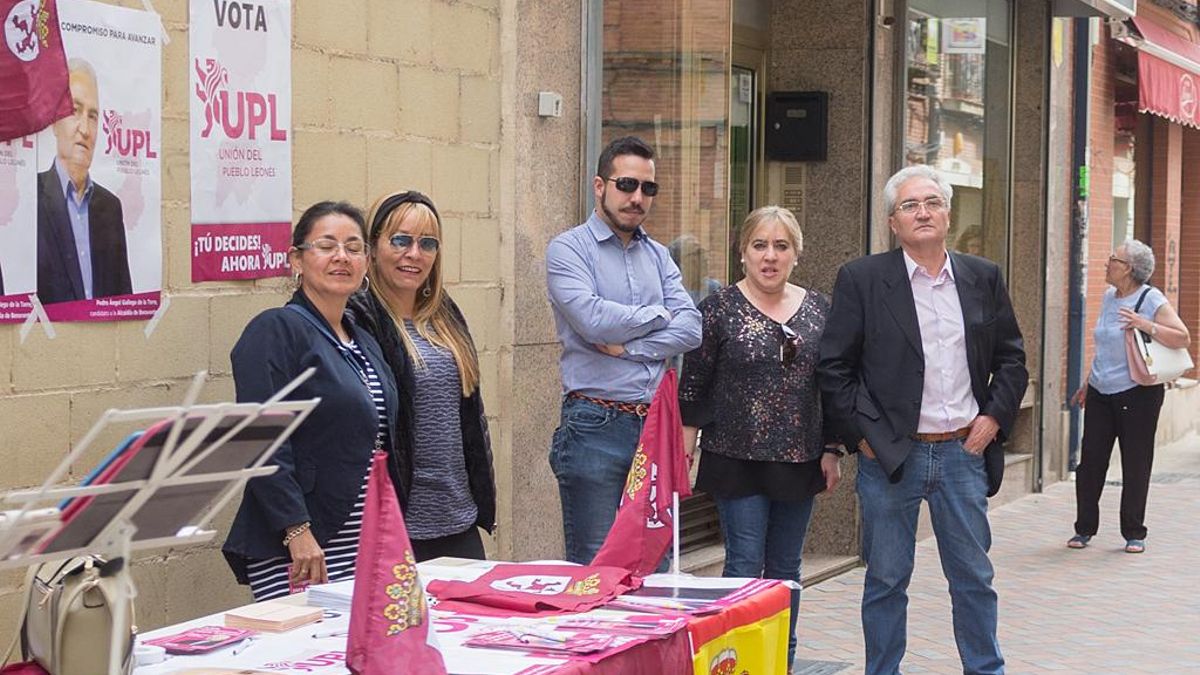 María José González Pablos, a la izquierda de Pedro Ángel Gallego, expresidente de UPL, en una mesa de campaña en 2019