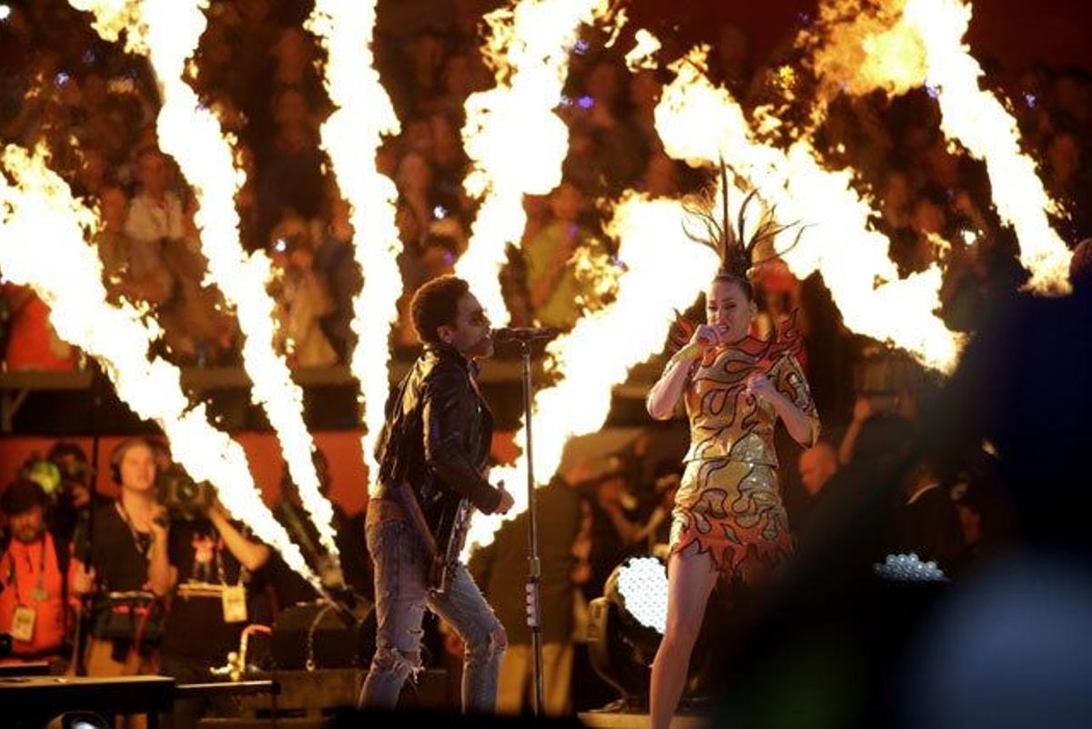 Katy Perry interpreta 'Fireworks' mientras un castillo de fuegos artificiales da fin a su actuación en la Super Bowl 2015