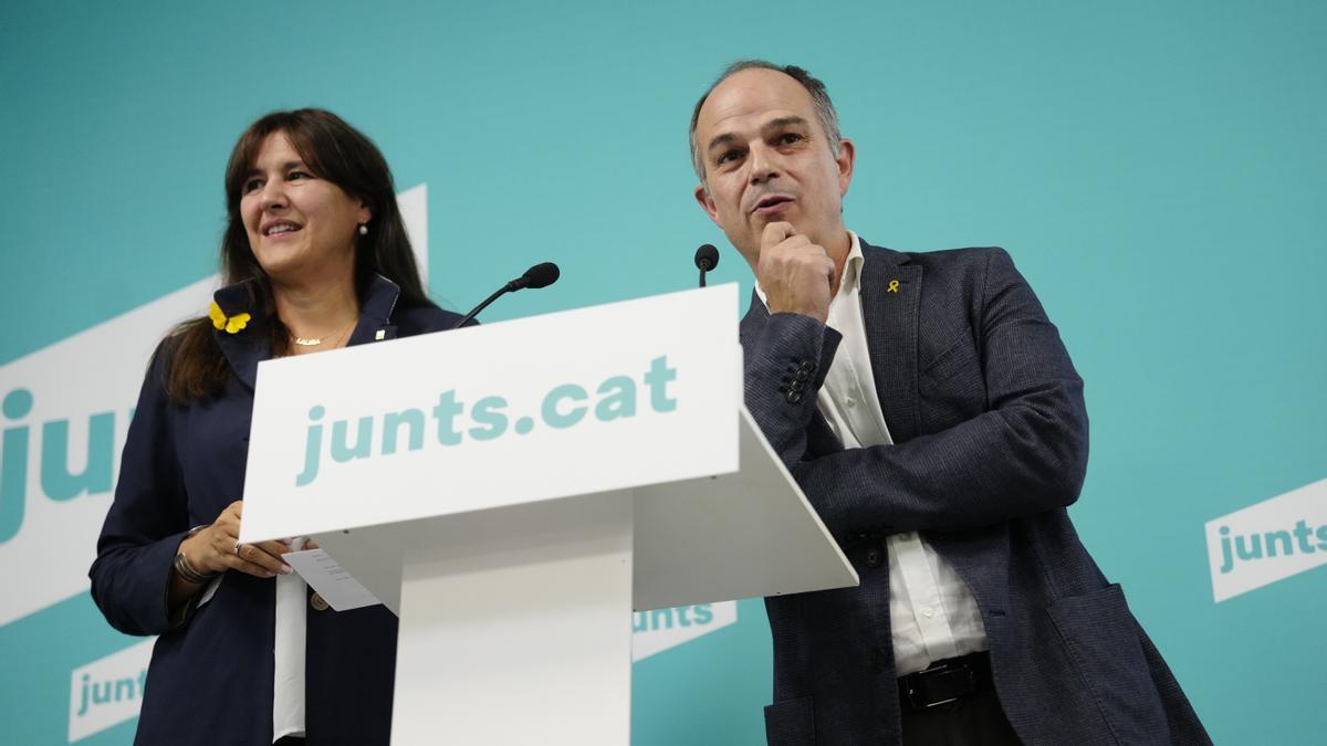 La líder de JxCat, Laura Borràs (i), y el secretario general del partido, Jordi Turull (d), ofrecen una rueda de prensa tras la votación de los militantes del partido, que han optado por salir del Govern y romper relaciones con ERC.