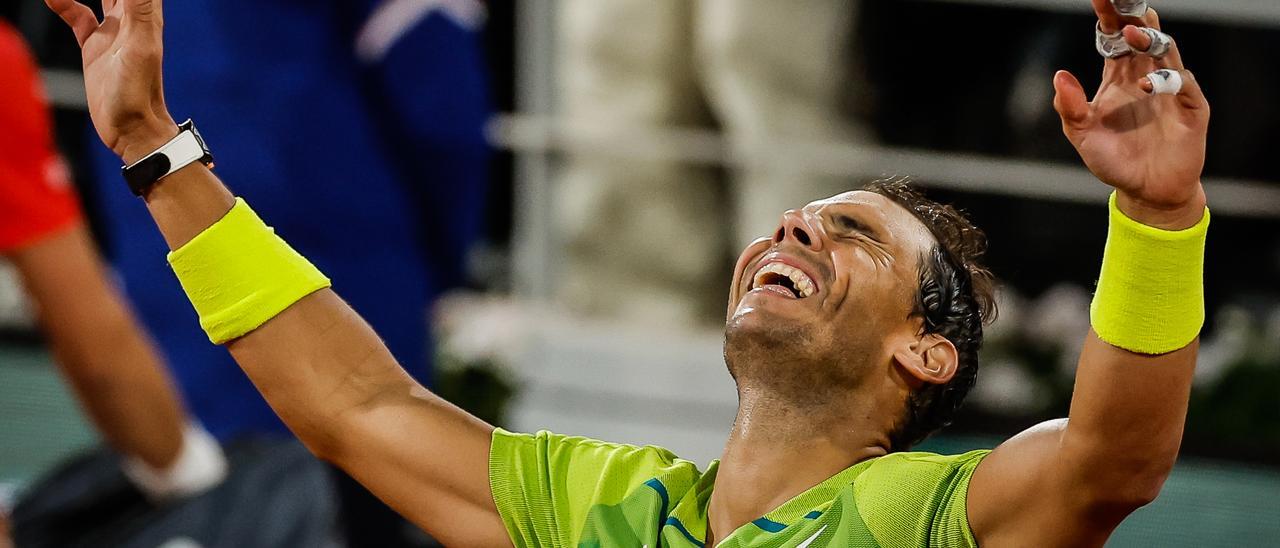 Rafa Nadal celebra su victoria ante Novak Djokovic en cuartos de final de Roland Garros.