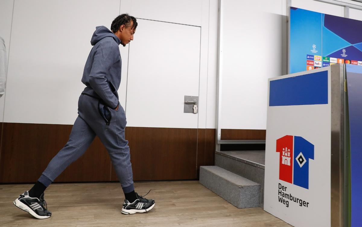 Koundé entra en la sala de prensa del Volksparkstadion antes del entrenamiento.