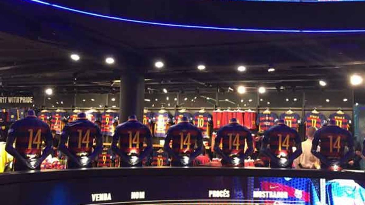 La Tienda luce camisetas con el 14 en honor a Cruyff